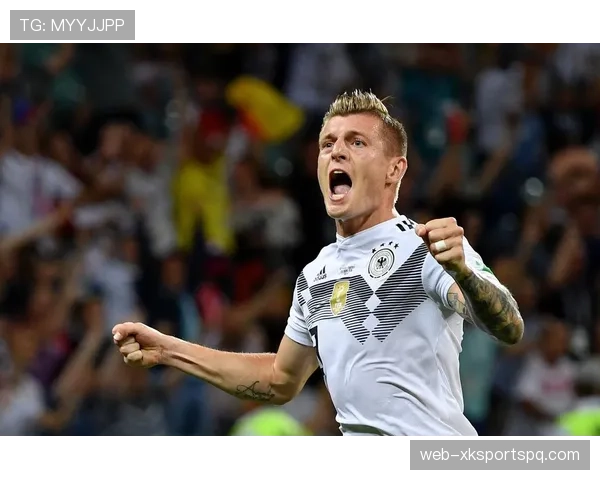 克罗斯连续关键战主导中场出球，回撤接应撕开高位防线